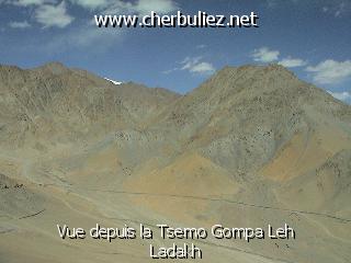 légende: Vue depuis la Tsemo Gompa Leh Ladakh
qualityCode=raw
sizeCode=half

Données de l'image originale:
Taille originale: 174727 bytes
Temps d'exposition: 1/600 s
Diaph: f/400/100
Heure de prise de vue: 2002:06:07 15:34:03
Flash: non
Focale: 42/10 mm
